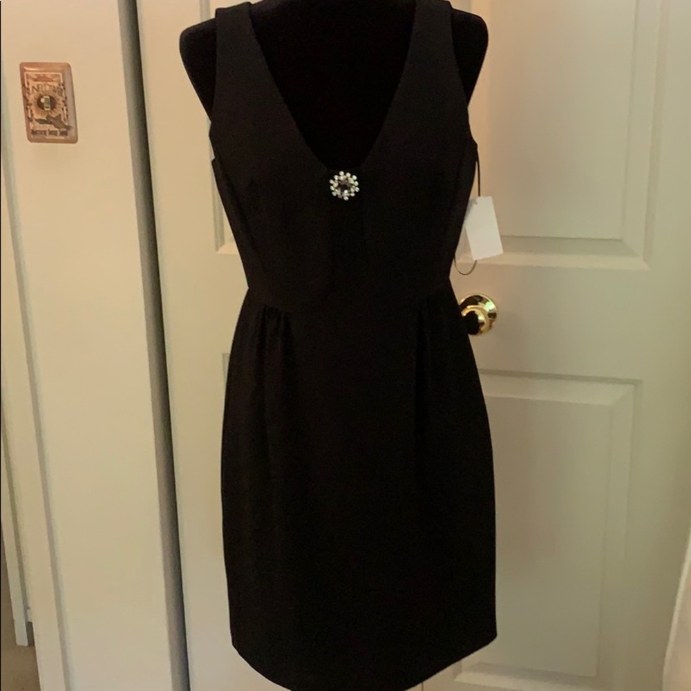 Trina Turk Black Sleeveless V-Neck Cocktail Dress with Brooch - Picture 2 of 7